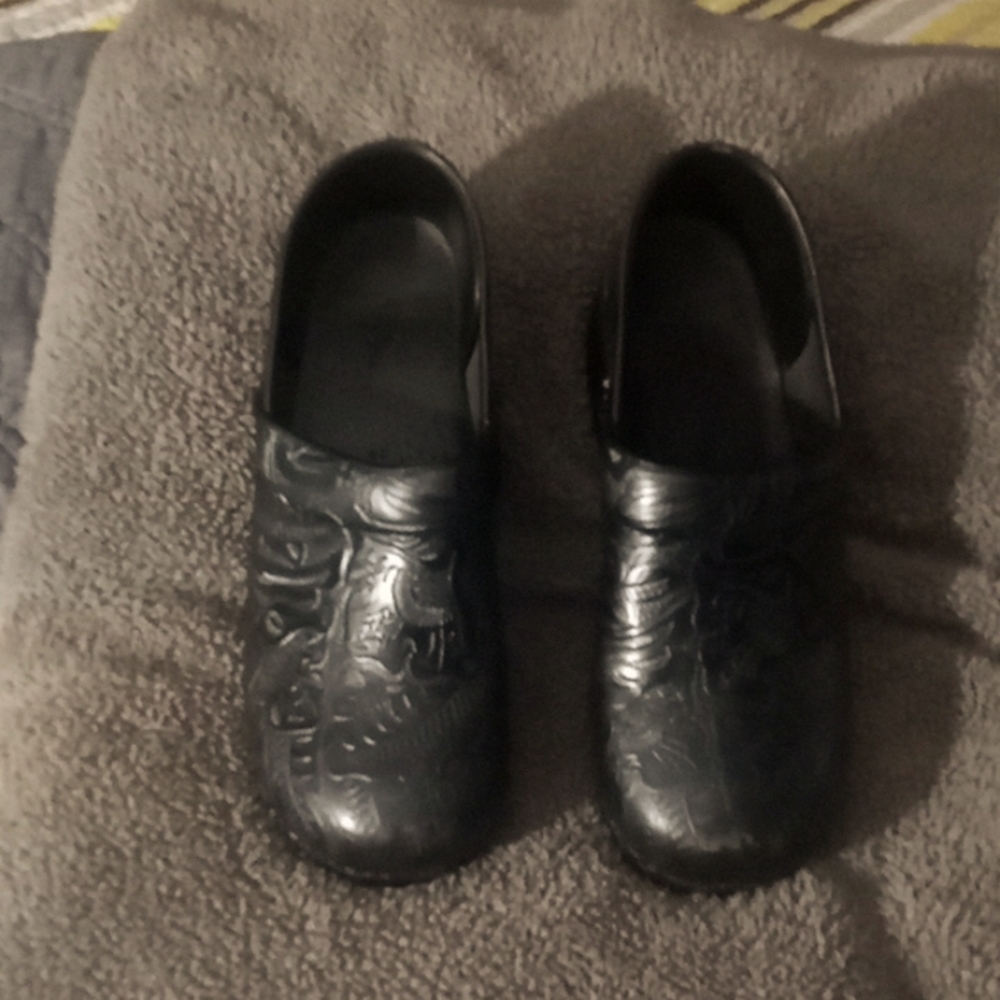 Black paisley print Dansko. COMFY Shoe.